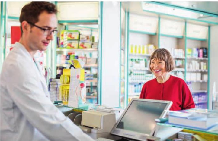Une femme âgée dans une pharmacie